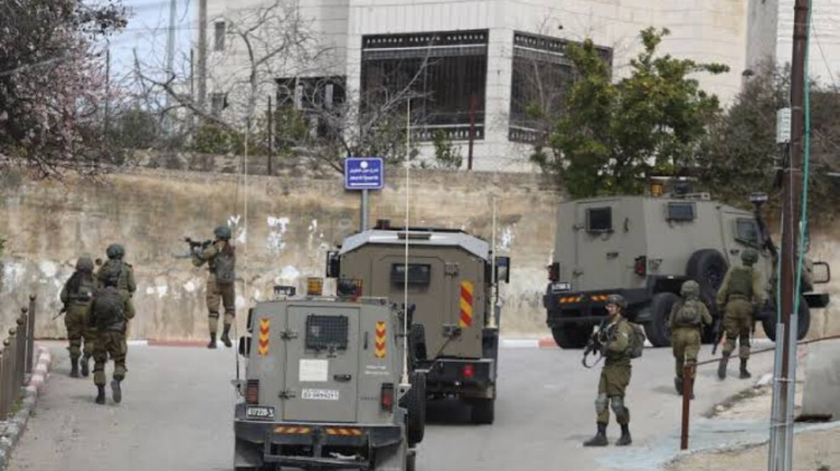 مركز فلسطين لدراسات الأسرى يكشف تفاصيل حملة الاعتقالات والمداهمات الواسعة في الضفة والقدس