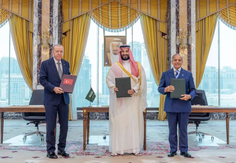 اتفاقية مكة للدفاع المشترك بين السعودية وتركيا وباكستان..هل يعيد الشرق الأوسط رسم خريطة أمنه الإقليمي؟