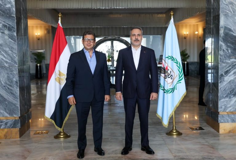 هاكان فيدان يجري مباحثات مع رئيس جهاز المخابرات العامة المصرية