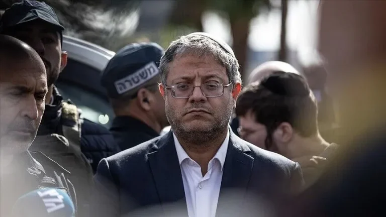 بن غفير لأسيرات فلسطينيات خلال اقتحام زنازينهن: أنا مسرور بظروف اعتقالكن