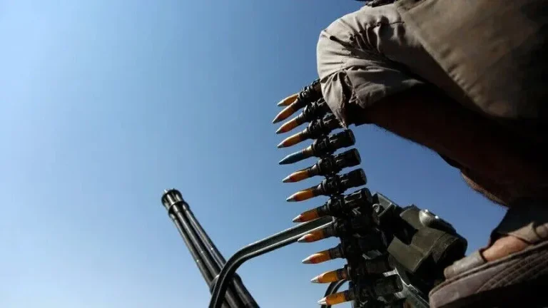تصعيد عسكري جديد في اليمن.. مسيّرات غربي عدن واشتباكات بالبيضاء وتعهد باستعادة صنعاء والحديدة
