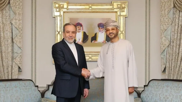 عُمان وإيران تبحثان تفاهمات لاستئناف الملاحة في مضيق هرمز