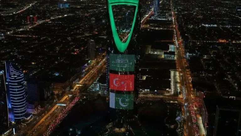 أبراج ومعالم سعودية تتزين بأعلام السعودية وتركيا وباكستان احتفاء بـ«اتفاقية مكة للدفاع المشترك»