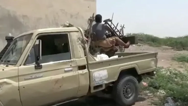 الحوثيون يعلنون قصف المخا بصواريخ باليستية والسلطات اليمنية تؤكد مقتل 4 مدنيين