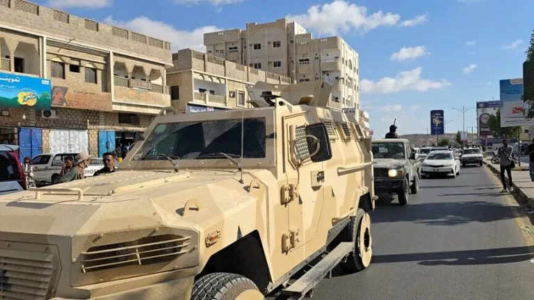 اليمن يشهد تصعيدًا عسكريًا واسعًا بين القوات الحكومية والحوثيين في عدة محافظات