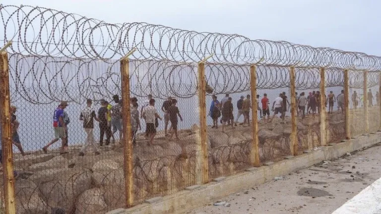 إسبانيا تعلن عودة 53 ألف مهاجر طوعًا من سبتة إلى المغرب
