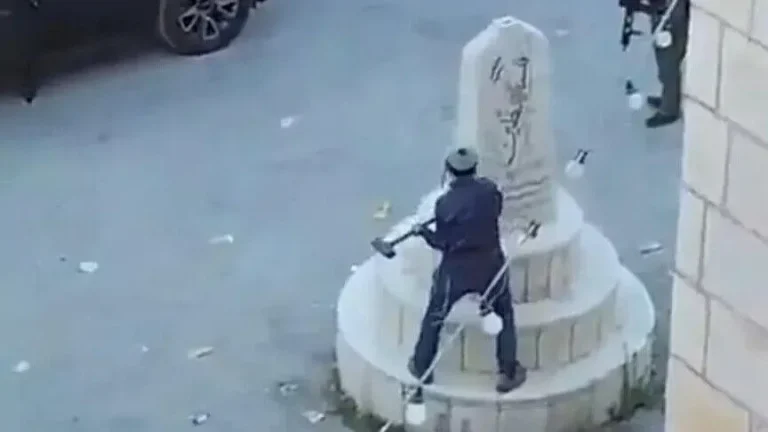 عضو كنيست إسرائيلي يحطم نصبًا تذكاريًا لفلسطينيين في مادما بالضفة الغربية