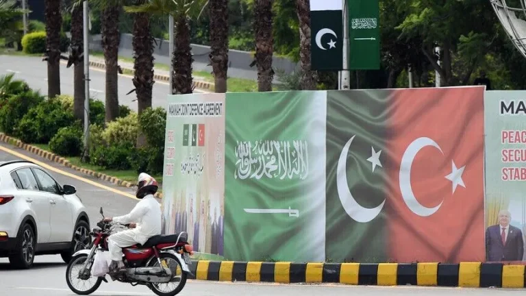 إسلام آباد تتزين بأعلام تركيا والسعودية وباكستان احتفاءً بـ«اتفاق مكة للدفاع المشترك»