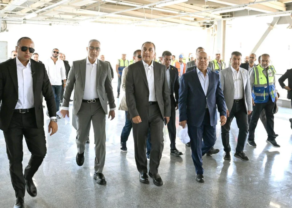 مدبولي يتفقد مشروعات النقل الجماعي الأخضر بالقاهرة والجيزة