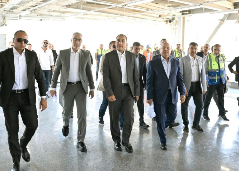 مدبولي يتفقد مشروعات النقل الجماعي الأخضر بالقاهرة والجيزة