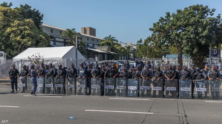 مقتل 17 شخصًا وإصابة 15 في هجوم مسلح على حانة بجنوب أفريقيا