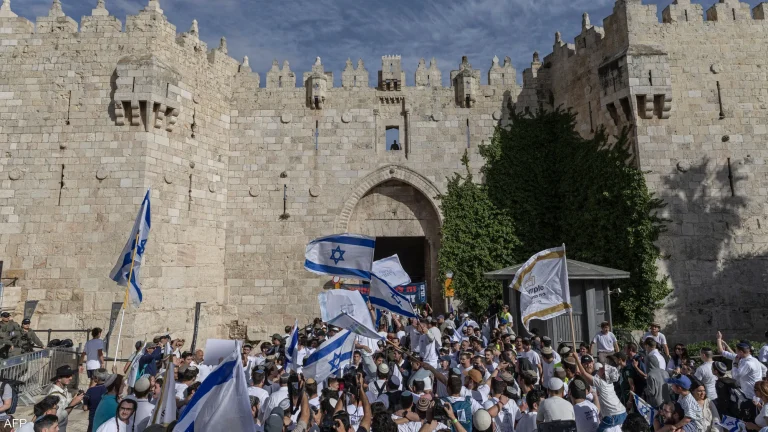 مئات المستوطنين يقتحمون المسجد الأقصى وسط إغلاقات وقيود إسرائيلية في القدس