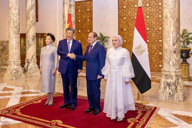 السيسي يودع رئيس الصين وقرينته فى مطار القاهرة الدولي