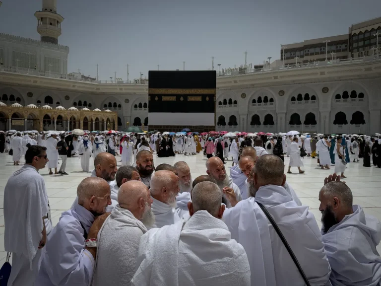 وفاة معتمرين مصريين وإصابة 25 آخرين في حادث حافلة قرب مكة