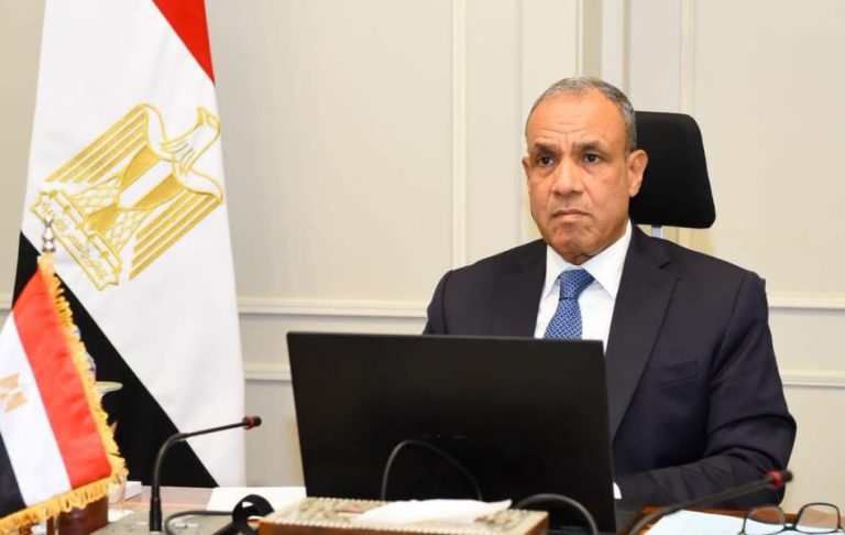 بدر عبد العاطي يبحث مع الموظفين المصريين بالاتحاد الأفريقي تعزيز الحضور المصري داخل مؤسساته