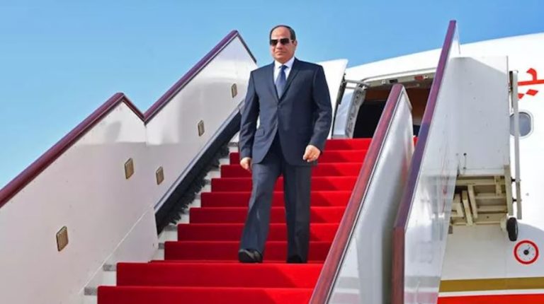 السيسي يعود إلى مصر بعد مشاركته في قمة بريكس بالهند