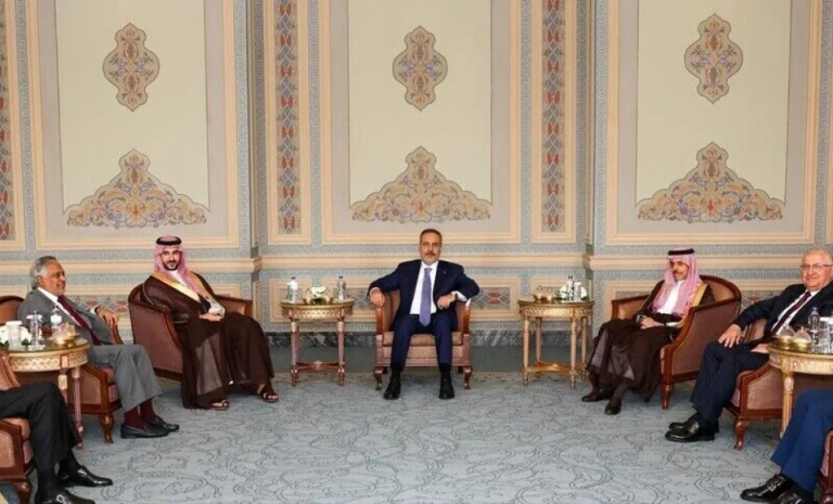 رويترز: السعودية وتركيا وباكستان تبحث تحركاً مشتركاً لمواجهة الحوثيين