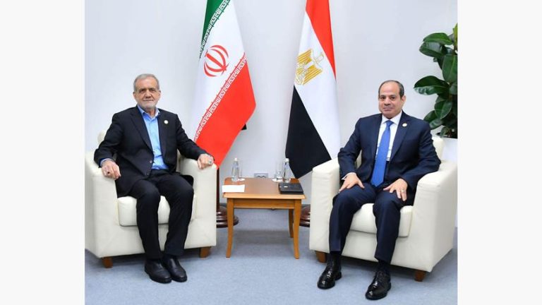 السيسي لنظيره الإيراني: مصر تدعم جهود استعادة الاستقرار في المنطقة وحماية سيادة الدول
