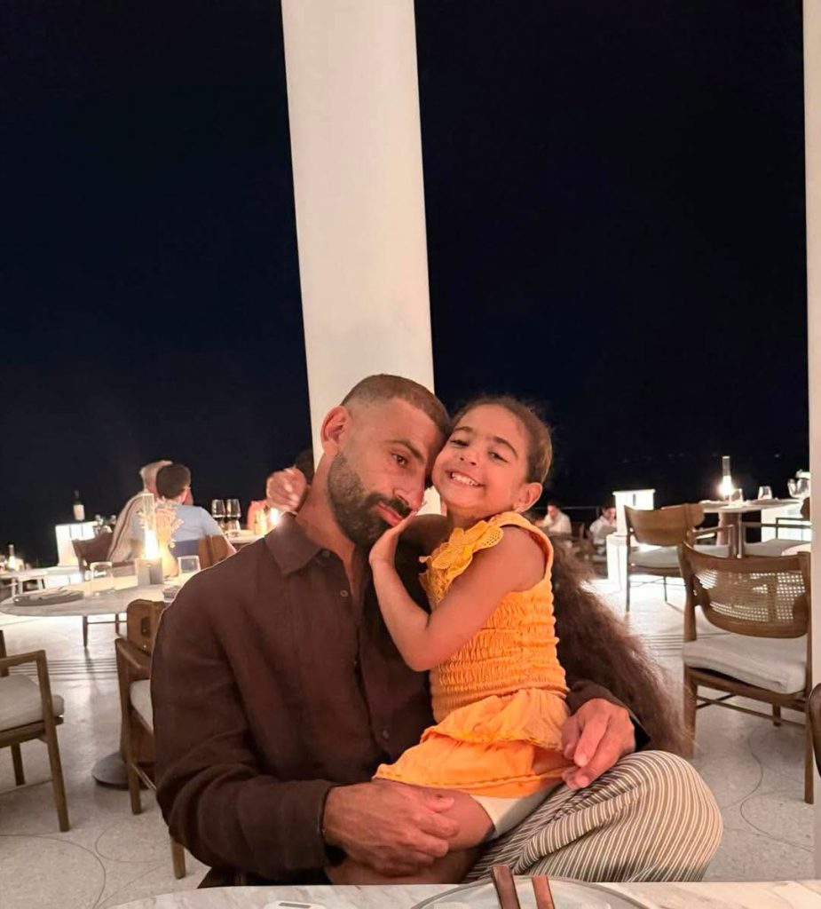 محمد صلاح ينشر صورًا مع ابنتيه مكة وكيان بعد ساعات من إعلان مولوده الجديد