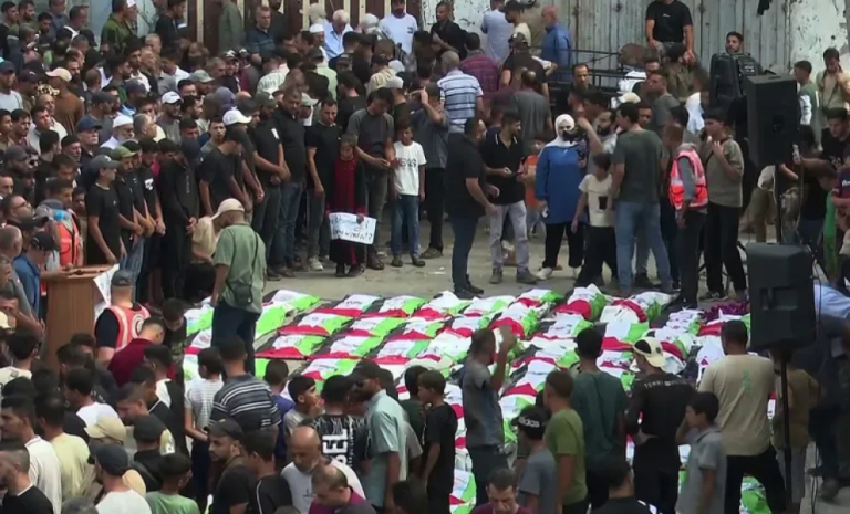 غزة تودع رفات 100 شهيد بعد سنوات تحت الركام