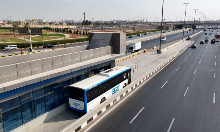 الأتوبيس الترددي بين مطرقة التطوير وسندان الطرق غير المؤمنة بالكامل