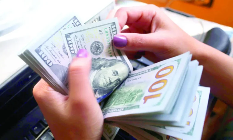 من جديد.. الدولار يكسر حاجز الـ 51 جنيها ويشعل الأسواق