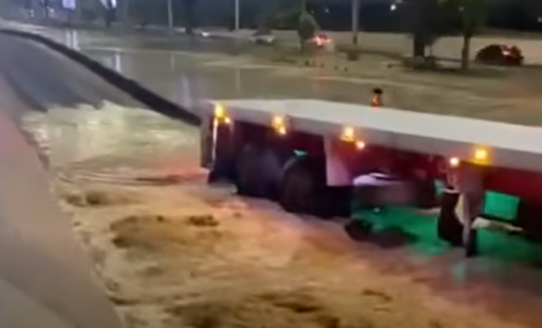 بالصور والتفاصيل.. كارثة بطريق الواحات: انفجار ماسورة مياه يتسبب في شلل مروري تام