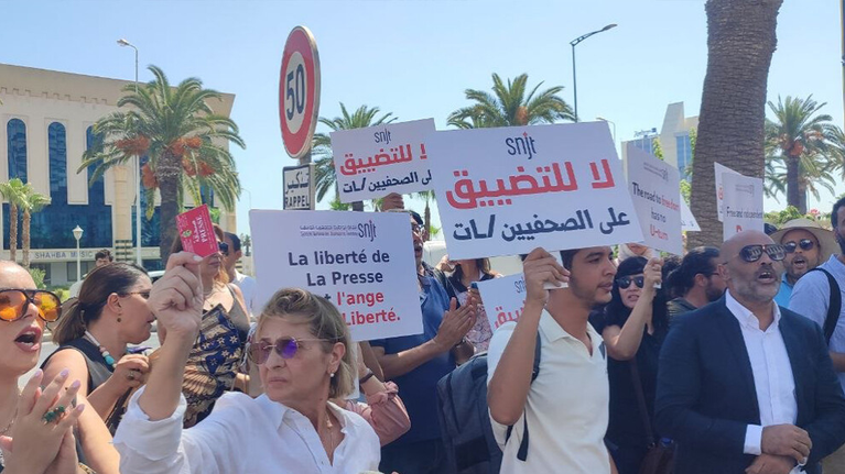 الصحافة التونسية تعلن العصيان: أزمات خانقة تهدد بكاتم صوت الحقيقة