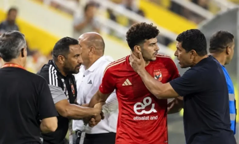 أزمة على خط التماس: عموتة يفقد أعصابه ويدفع لاعب الأهلي بغضب