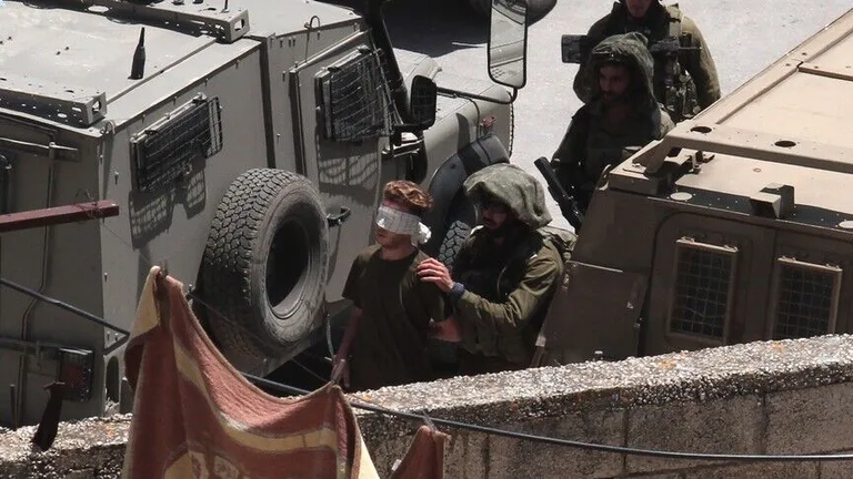 اعتقالات واسعة بالضفة: الاحتلال يقتاد أكثر من 100 فلسطيني بينهم أطفال ونساء وصحفيون