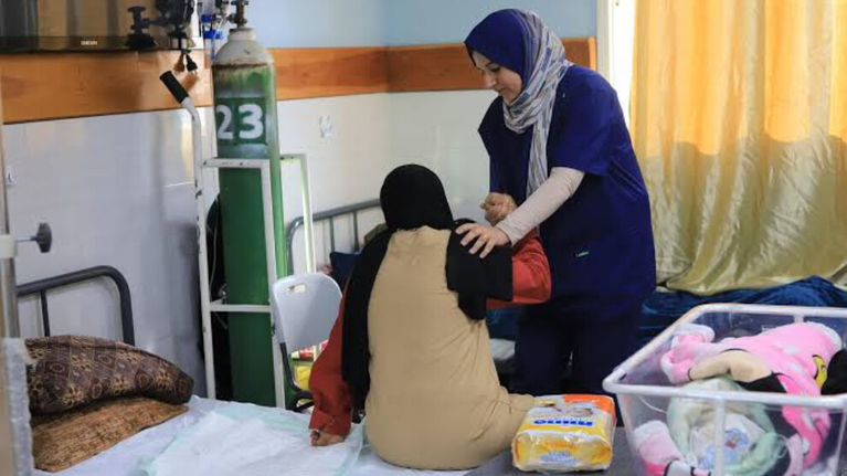 أرواح معلقة على حافة الموت: أمهات غزة يواجهن أقسى كابوس إنساني