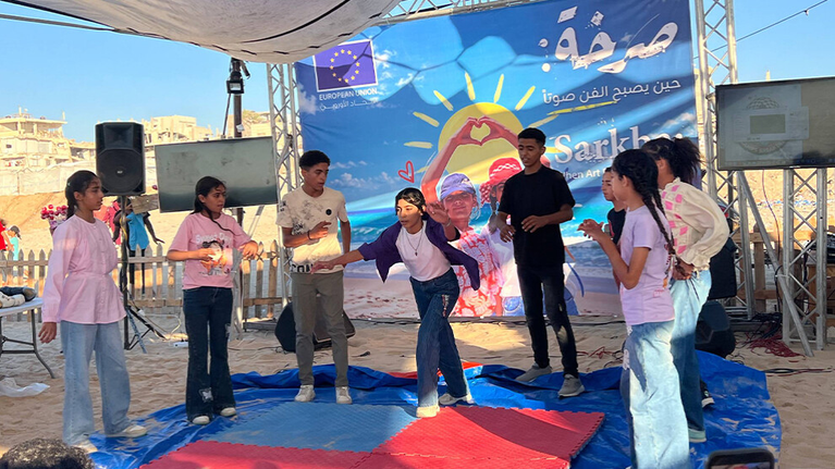 بألوان الحياة والأمل: نساء غزة يصنعن متنفسا على الشاطئ