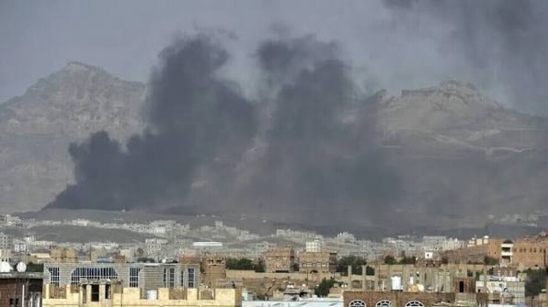 نيران التصعيد تلتهم ثلاث محافظات يمنية: 350 ضحية وحكومة تحذر من الأسوأ والنزوح سيد المواقف