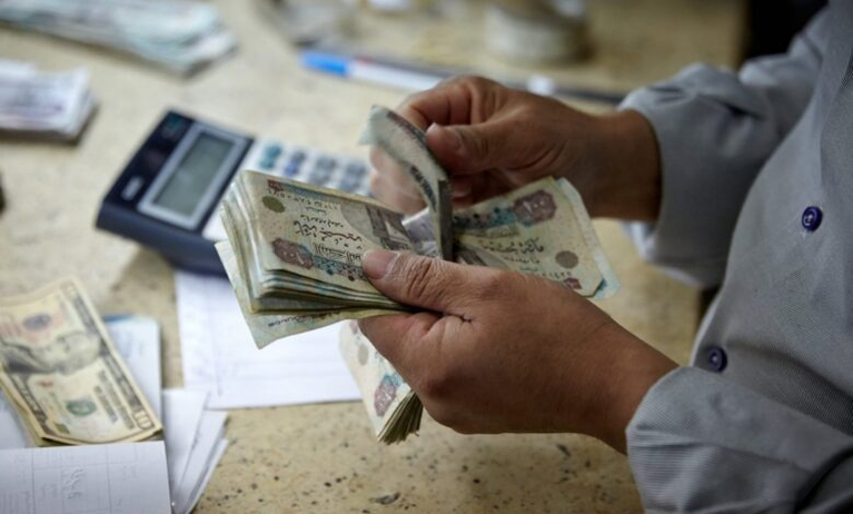 بعد هروب الأموال الساخنة: الدولار يحلق رسمياً فوق الـ 52 جنيها