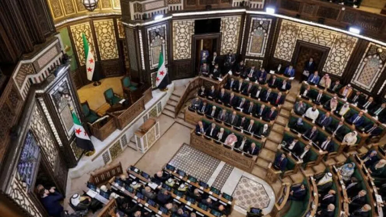 تفاوت لافت بين المعلمين والمعلمات يشعل جدلا واسعا بالمدارس السورية