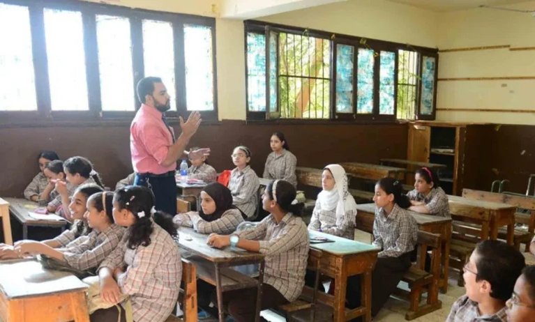 بأجر “الكومبارس”.. هل تكفي 50 جنيهاً لحل أزمة نصف مليون معلم؟