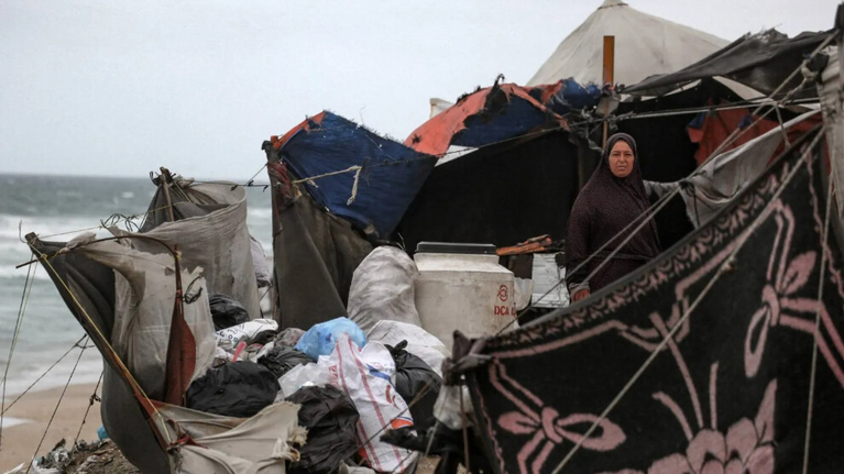 بين الـ 80% خيام متهالك والمجهول: أجساد غزة تواجه العراء بلا سقف
