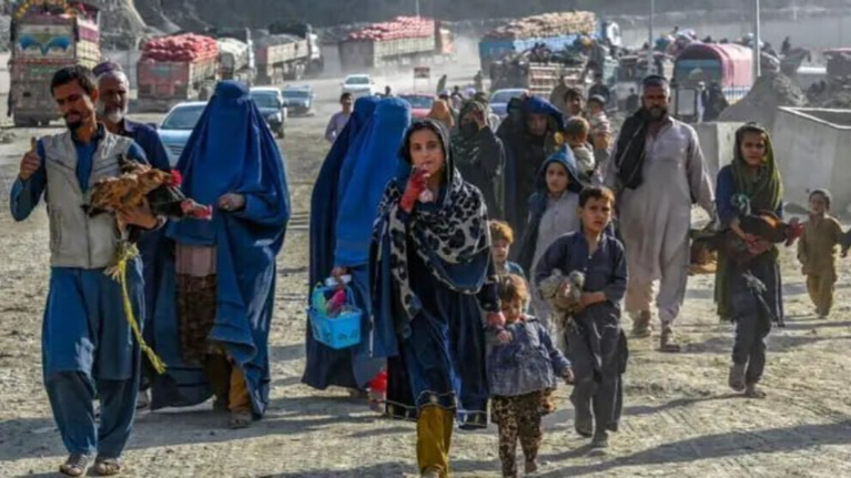 موجة نزوح قاسية: 1477 أفغاني يواجهون المجهول بعد ترحيلهم قسرا من إيران وباكستان