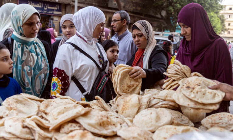 فاتورة القمح الجديدة: هل تحترق جيوب المصريين على رغيف الفينو؟