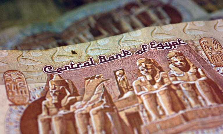 كواليس تراجع الجنيه المصري ليكون بين الأسوأ أداء عالميا