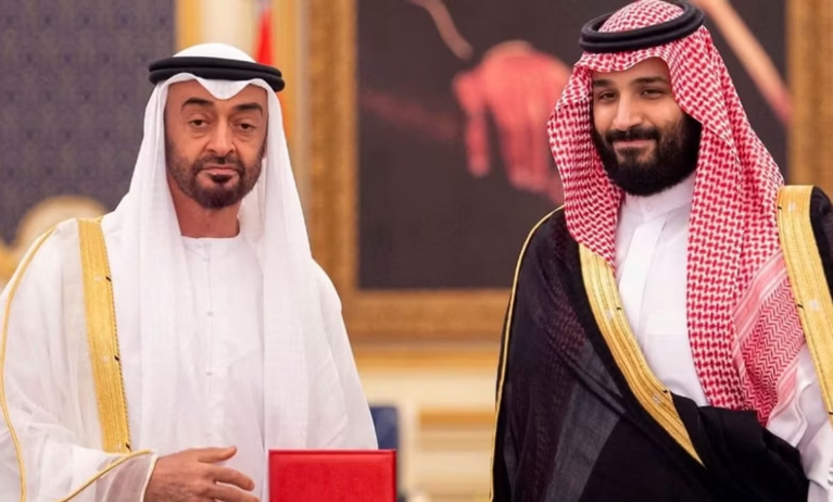 بعد أسابيع من التراشق: ما الذي دفع الرياض وأبوظبي للهدنة الإعلامية وكلمة السر “خليجنا واحد”؟