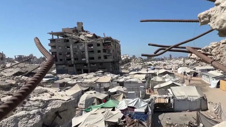 شتاء غزة القارس: خيام مهزومة أمام الرياح ومبان تقف على حافة الهاوية