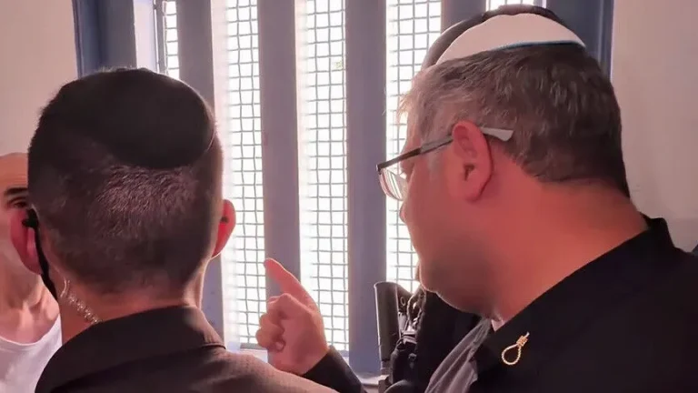 بن غفير يقتحم زنزانة الأسير حسن سلامة ويتوعد بإعدامه وتهجير الفلسطينيين من غزة والضفة
