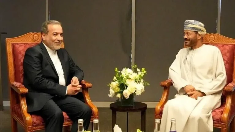 عُمان وإيران تبحثان ضمان سلامة الملاحة وحرية العبور في مضيق هرمز