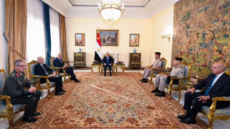 السيسي يبحث مع وزيري دفاع اليونان وقبرص تعزيز التعاون العسكري والأمني