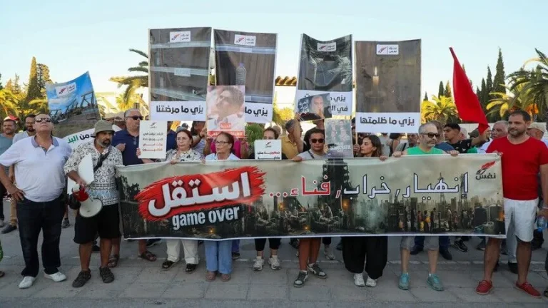 مئات التونسيين يتظاهرون احتجاجًا على انقطاع الكهرباء والمياه وتراجع الحريات