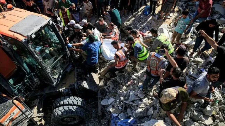 حماس تحذر من «كارثة إنسانية أوسع» بعد مصرع 19 فلسطينيًا بانهيار بناية في غزة
