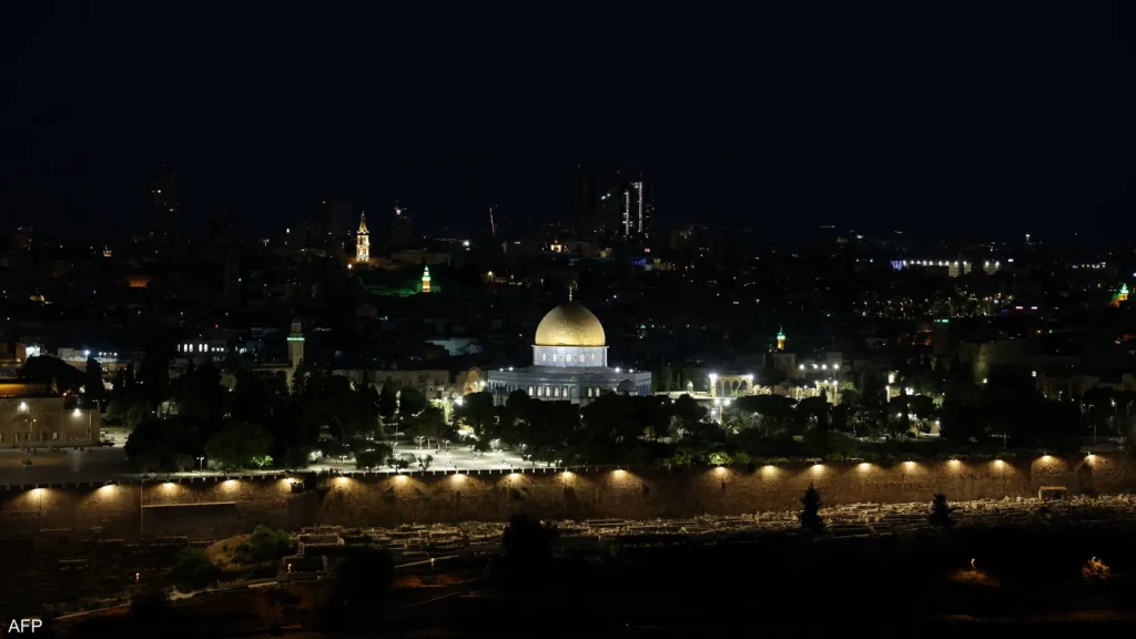 نتنياهو يدخل أنفاق حائط البراق وحماس تحذر من محاولات تغيير واقع المسجد الأقصى