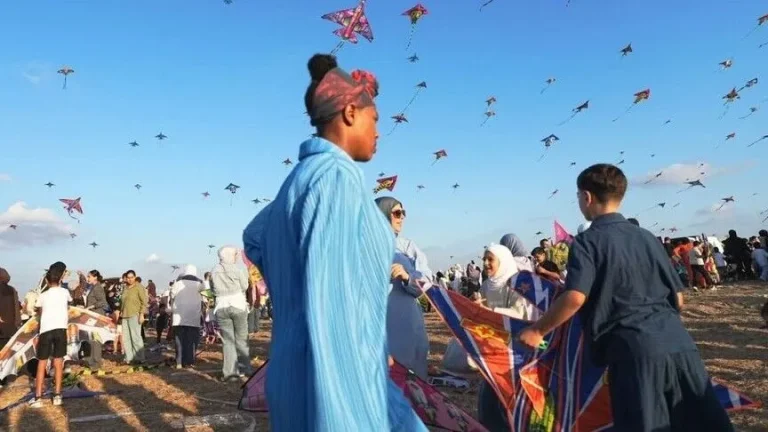 آلاف الطائرات الورقية تملأ سماء جنوب لبنان في مهرجان «الأرض لنا والفضاء»