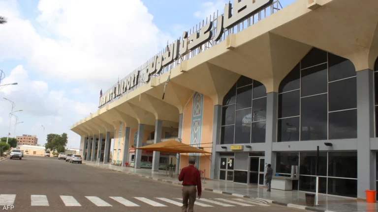 الحوثيون يستهدفون مطار عدن بصاروخين باليستيين وتصعيد عسكري على عدة جبهات في اليمن